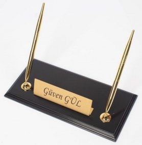 Stifthalter für Schreibtisch - Holz mit schwarzer Basis mit goldenem Typenschild + 2 goldenen Stiften