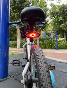 Lumină spate pentru o bicicletă cu semnalizare wireless cu 32 LED-uri + efect sonor 120 dB