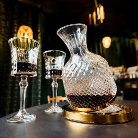 Krištálová karafa na víno červené rotačná - luxusný darčekový set s 2 pohármi - Zlatá / Strieborná