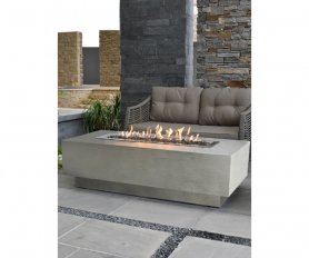 Gasspeis - utendørs peis med bord for hage eller terrasse laget av betong