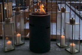 Bærbar luksus gasspeis - Lavasylinder på terrassen av støpt betong