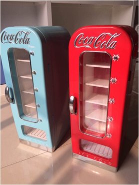 Retro frigorifero nello stile del distributore automatico con capacità di 18L / 10 lattine