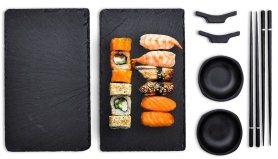 Sushisett for å tilberede (lage) sushi - Sett for 2 personer (skåler + tallerkener + spisepinner)