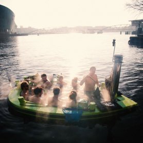 Varmt bad i en båt - Hot Tug