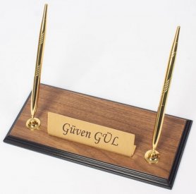 Στυλό - πολυτελής ξύλινη βάση από ξύλο καρυδιάς με χρυσή πινακίδα + 2 χρυσά στυλό