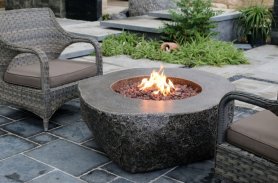 Gaskamin in Form eines Steintisches - 2in1 Runder Gartentisch aus natürlichem Granit