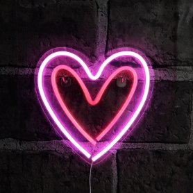 Rosa neonskylt lyser upp - hjärta
