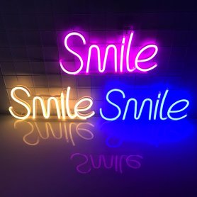 SMILE - neon LED-upplyst ljusskylt hängande på väggen