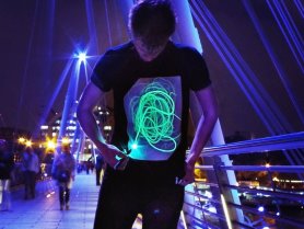 Interaktiv UV-laser T-shirt - tegn dit motiv