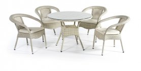 Assis dans le jardin - table ronde et chaises - meubles en rotin luxueux et stylés pour 4 personnes