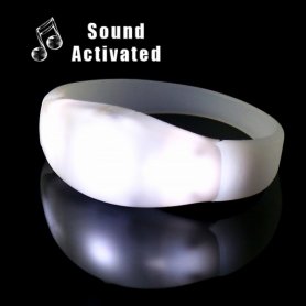 Je nach Musik blinken LED-Armbänder - weiß