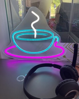 Kávé (Csésze kávé) - Megvilágított LED-es neonfénytábla lóg a falon