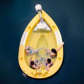 Heißes Bad in einem Boot - Hot Schlepper