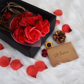 Kytice z mýdla - červená věčná růže mýdlová 7 růží + dárkový box