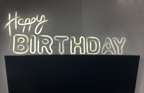 Happy BIRTHDAY logotipas - LED neoninis ženklas ant sienos