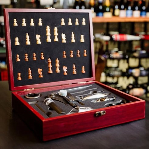 Set di scacchi + accessori per il vino confezione regalo di lusso (kit di custodia in legno con scacchiera deluxe)