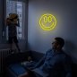 Sorriso - Anúncio de luz LED neon com logotipo brilhando na parede Smiley