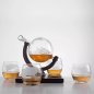 Globe decanter na may barko - Whiskey carafe set na may wooden stand + 4 na baso + 9 na bato