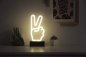 Svetleč neonski LED logotip s stojalom - roka (prsti) simbol miru