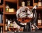 Globe decanter met schip - Whiskey karaf set met houten standaard + 4 glazen + 9 stenen