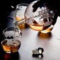 Globe decanter met schip - Whiskey karaf set met houten standaard + 4 glazen + 9 stenen