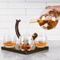 Globe decanter met schip - Whiskey karaf set met houten standaard + 4 glazen + 9 stenen