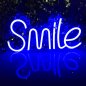 SMILE - tanda lampu menyala LED neon yang tergantung di dinding
